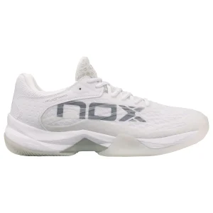 Chaussure-de-padel-nox-at10-lux-cote_ac27aff8-554b-4982-9805-c41d43b5e129.jpgv1668111557 Chaussures de padel Femme Nox AT10 Lux Blanc/Gris